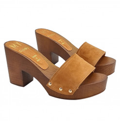 Comfortable Clogs in Light Brown Suede